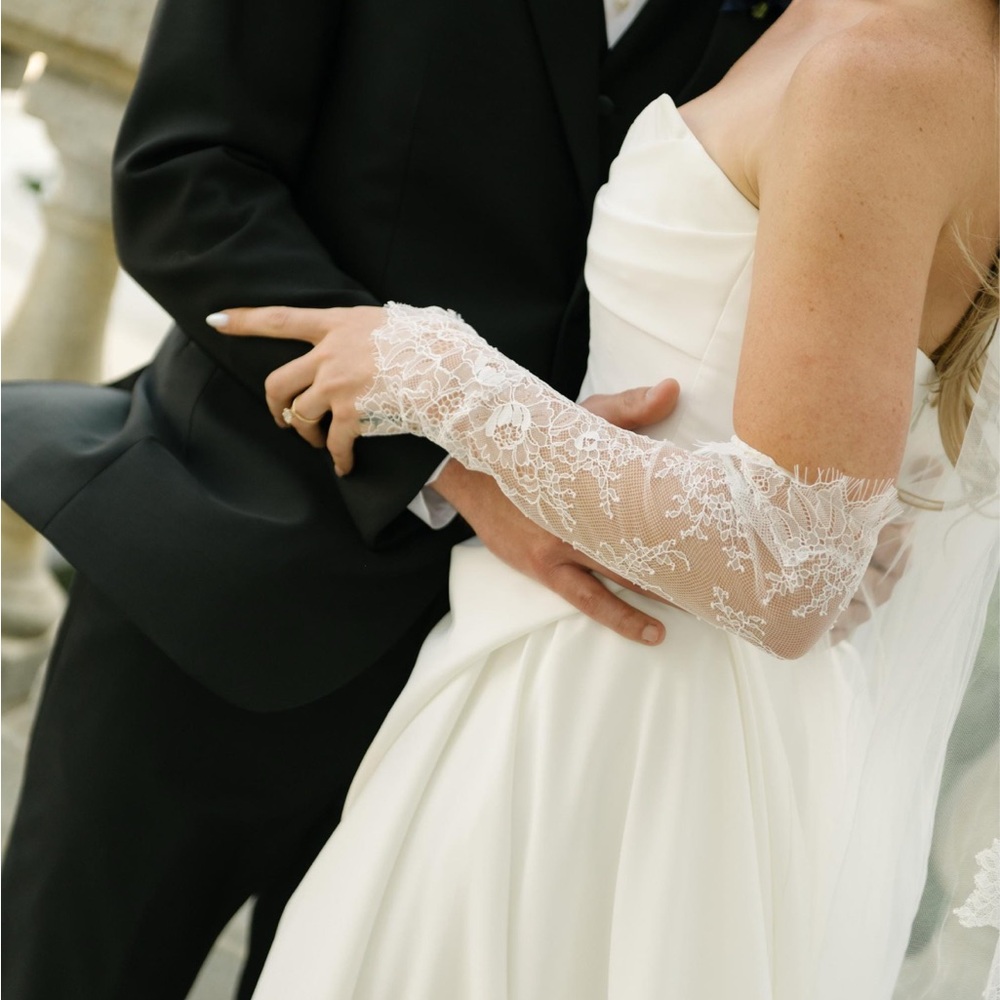 Elegant Lace Arm Sleeves - White